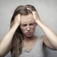 Come curare il mal di testa? Sintomi, cause e rimedi della cefalea