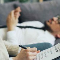 Ipnosi per l’ansia e gli attacchi di panico: come funziona e quando è indicata
