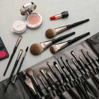Come costruire un kit di trucco equilibrato senza riempire il beauty di prodotti inutili