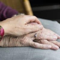 Anziano non autosufficiente in famiglia: segnali da riconoscere e soluzioni concrete per chi non sa da dove cominciare